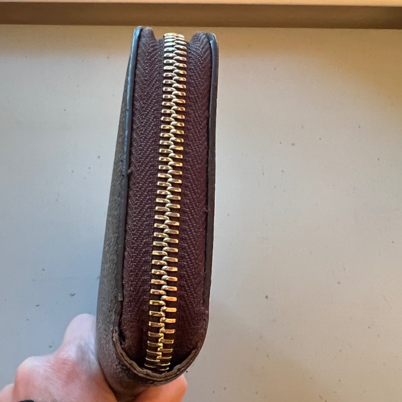 Louis Vuitton | Zippy Wallet w/ Brown Interior | Good to Great Condition - Picture 7 of 14